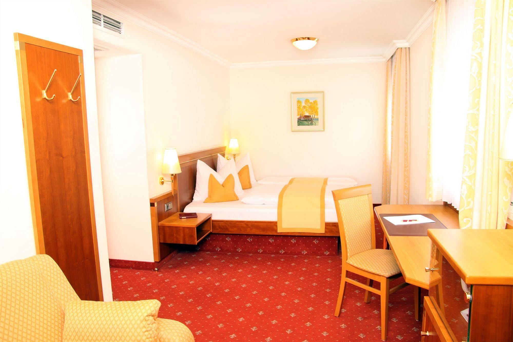 Hotel Am Schlosspark Zum Kurfuerst Oberschleißheim Extérieur photo